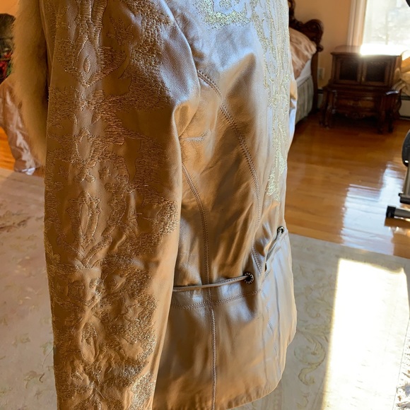 Leather jacket with gold appliqué and a rabbit fur - Picture 4 of 7